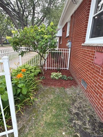 20017 California, Saint Clair Shores, MI 48080