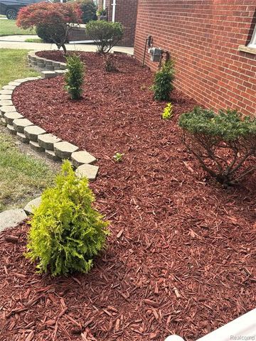 20017 California, Saint Clair Shores, MI 48080