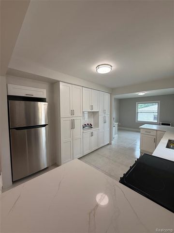 20017 California, Saint Clair Shores, MI 48080