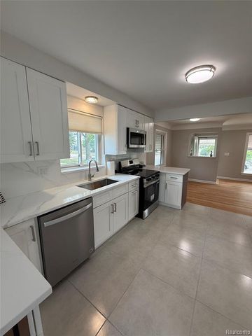 20017 California, Saint Clair Shores, MI 48080