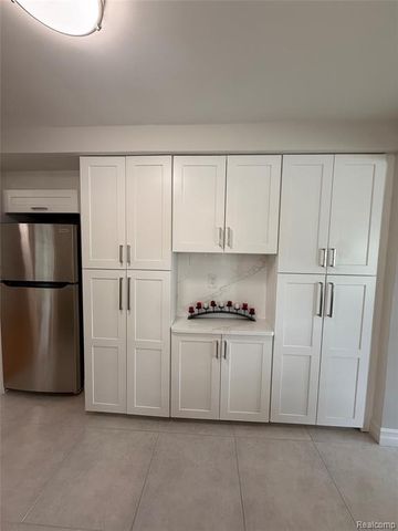 20017 California, Saint Clair Shores, MI 48080