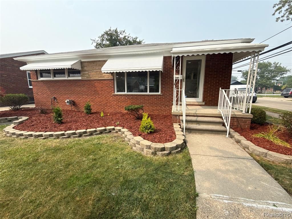 20017 California, Saint Clair Shores, MI 48080