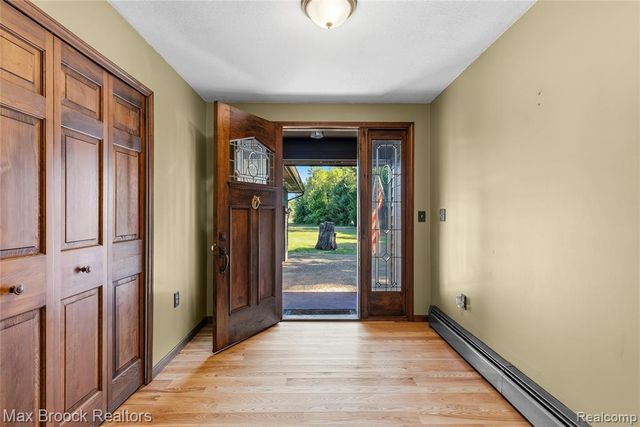 892 W Barnes Lake Road, Columbiaville, MI 48421