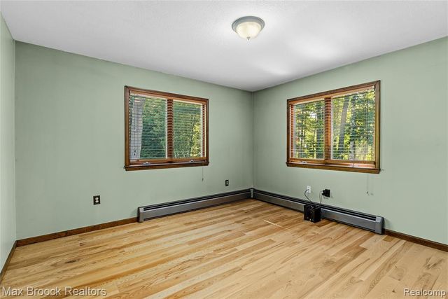 892 W Barnes Lake Road, Columbiaville, MI 48421