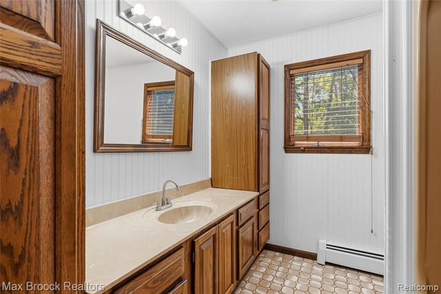 892 W Barnes Lake Road, Columbiaville, MI 48421