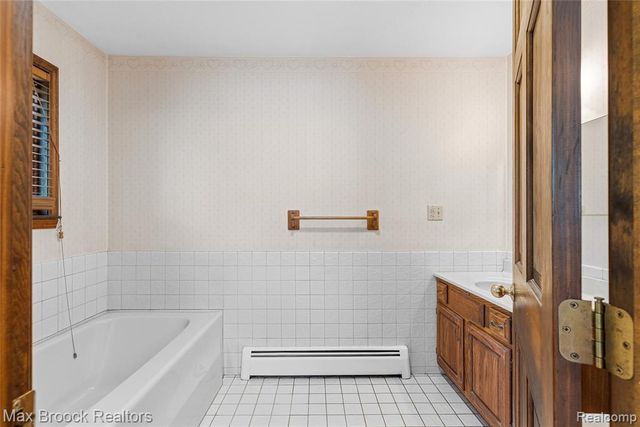 892 W Barnes Lake Road, Columbiaville, MI 48421