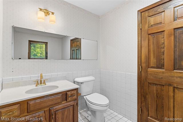 892 W Barnes Lake Road, Columbiaville, MI 48421