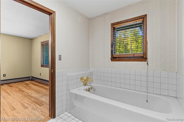 892 W Barnes Lake Road, Columbiaville, MI 48421