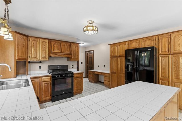 892 W Barnes Lake Road, Columbiaville, MI 48421