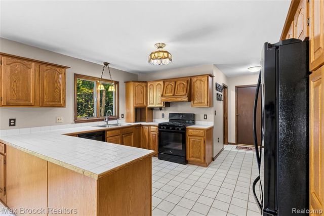 892 W Barnes Lake Road, Columbiaville, MI 48421
