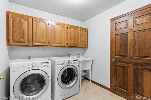 892 W Barnes Lake Road, Columbiaville, MI 48421