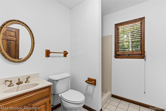 892 W Barnes Lake Road, Columbiaville, MI 48421