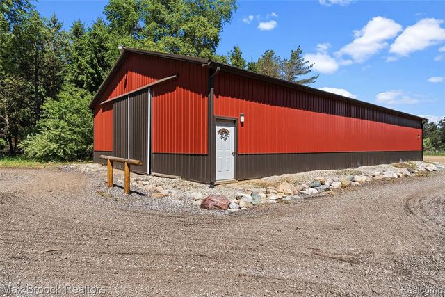 892 W Barnes Lake Road, Columbiaville, MI 48421
