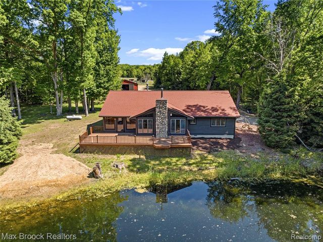892 W Barnes Lake Road, Columbiaville, MI 48421