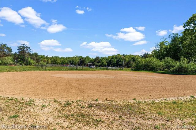 892 W Barnes Lake Road, Columbiaville, MI 48421