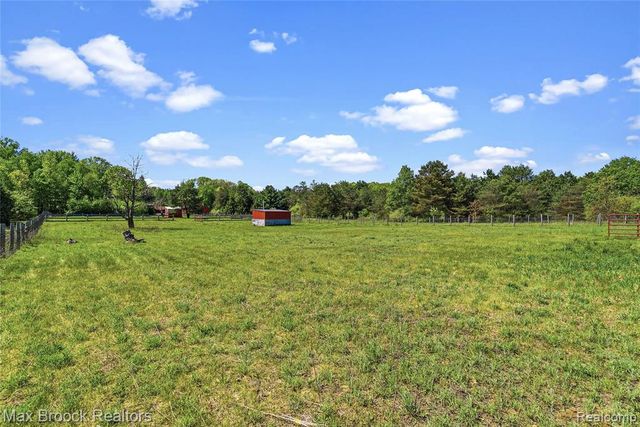 892 W Barnes Lake Road, Columbiaville, MI 48421