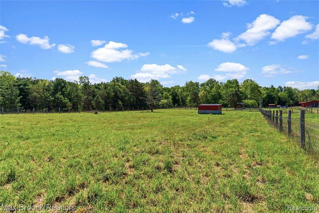 892 W Barnes Lake Road, Columbiaville, MI 48421