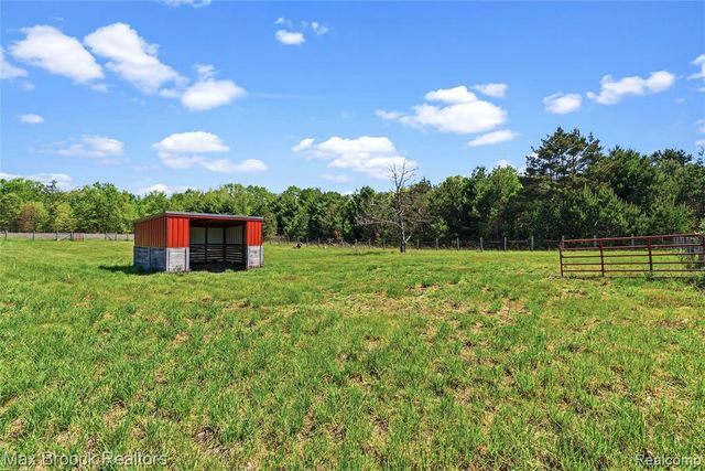 892 W Barnes Lake Road, Columbiaville, MI 48421