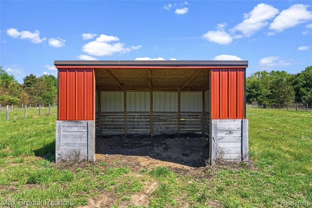 892 W Barnes Lake Road, Columbiaville, MI 48421
