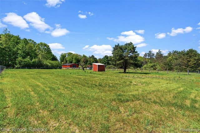 892 W Barnes Lake Road, Columbiaville, MI 48421