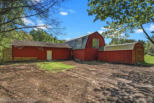 892 W Barnes Lake Road, Columbiaville, MI 48421