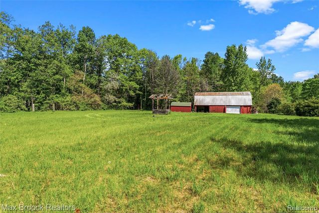 892 W Barnes Lake Road, Columbiaville, MI 48421