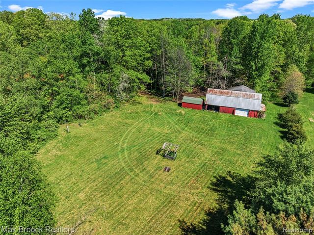 892 W Barnes Lake Road, Columbiaville, MI 48421