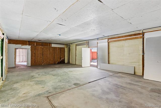 892 W Barnes Lake Road, Columbiaville, MI 48421