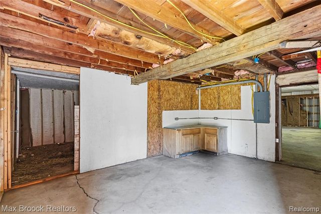 892 W Barnes Lake Road, Columbiaville, MI 48421