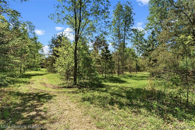 892 W Barnes Lake Road, Columbiaville, MI 48421