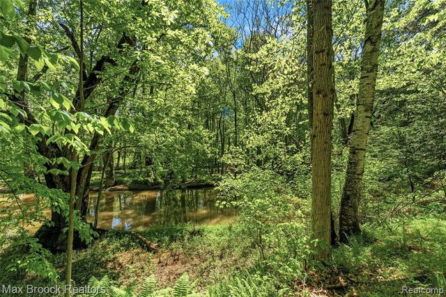 892 W Barnes Lake Road, Columbiaville, MI 48421