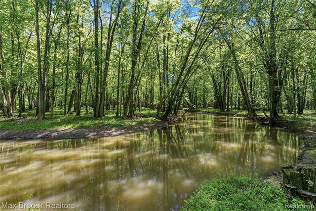 892 W Barnes Lake Road, Columbiaville, MI 48421