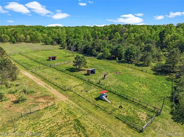892 W Barnes Lake Road, Columbiaville, MI 48421