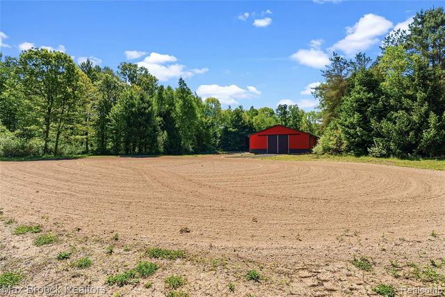 892 W Barnes Lake Road, Columbiaville, MI 48421