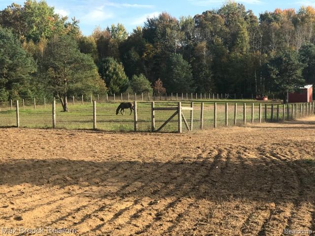 892 W Barnes Lake Road, Columbiaville, MI 48421