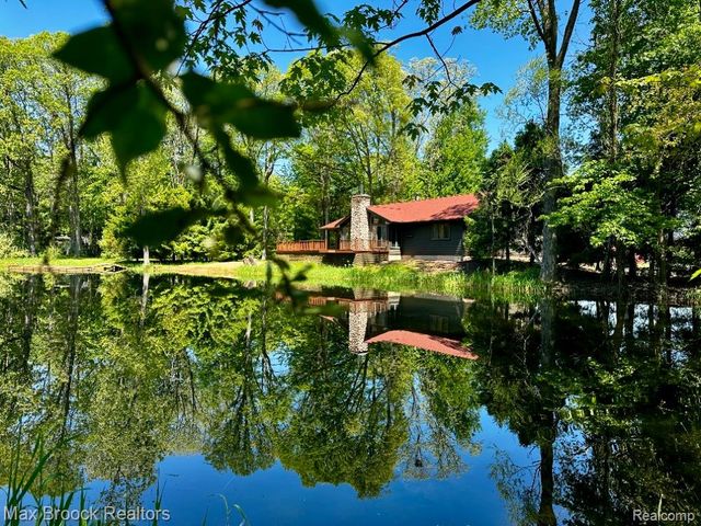 892 W Barnes Lake Road, Columbiaville, MI 48421