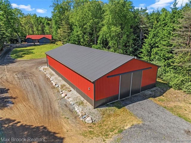 892 W Barnes Lake Road, Columbiaville, MI 48421