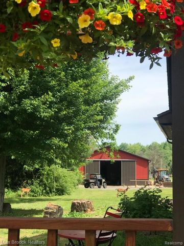 892 W Barnes Lake Road, Columbiaville, MI 48421