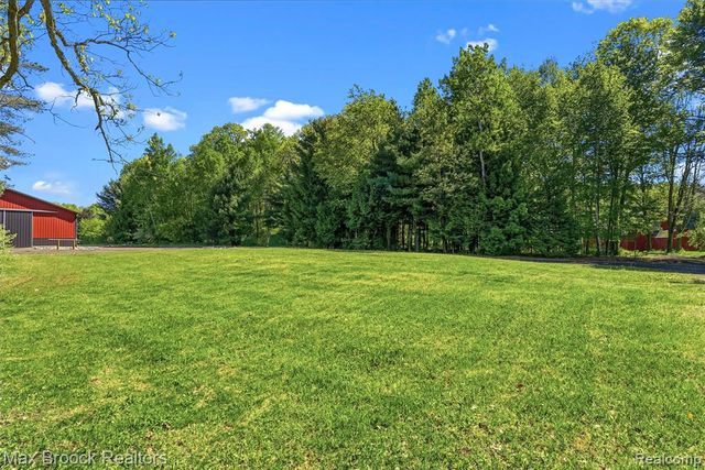 892 W Barnes Lake Road, Columbiaville, MI 48421
