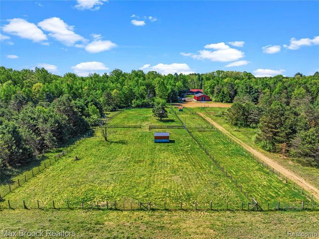 892 W Barnes Lake Road, Columbiaville, MI 48421