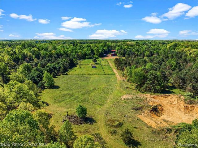 892 W Barnes Lake Road, Columbiaville, MI 48421