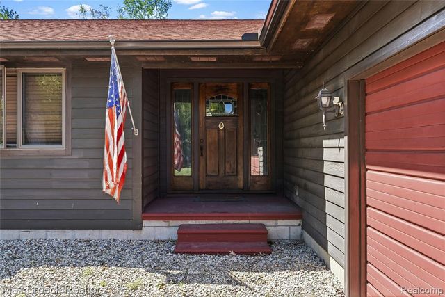 892 W Barnes Lake Road, Columbiaville, MI 48421