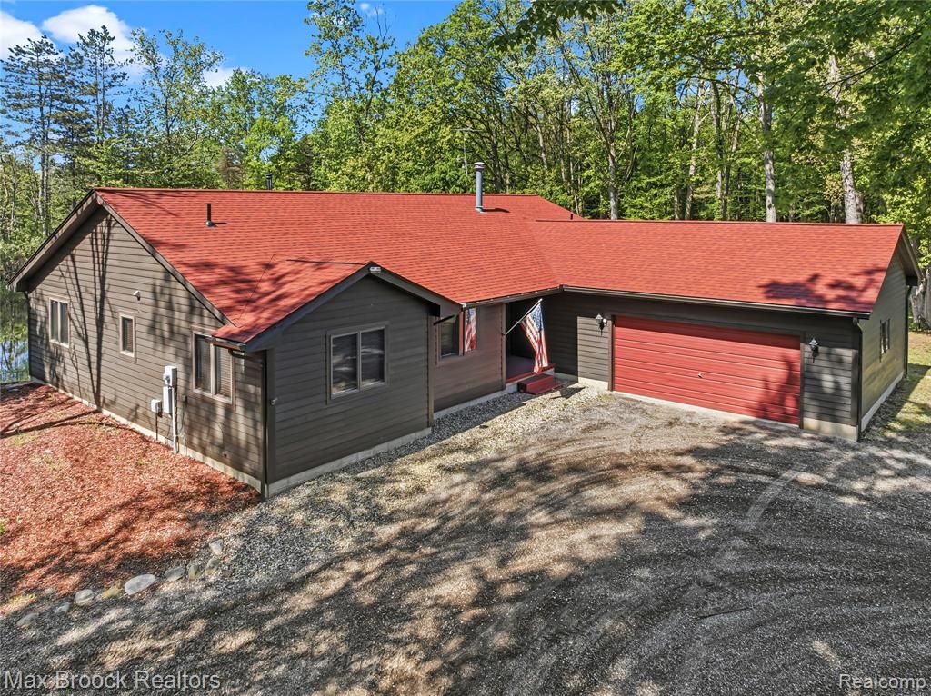 892 W Barnes Lake Road, Columbiaville, MI 48421