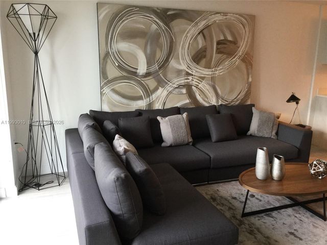 55 SW 9th St 1905, Miami, FL 33130