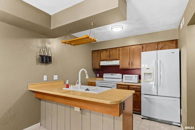 6809 N FROSTWOOD Parkway B5, Peoria, IL 61605