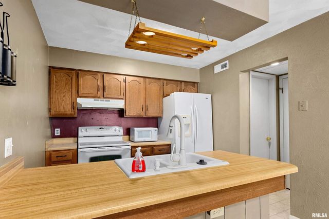 6809 N FROSTWOOD Parkway B5, Peoria, IL 61605