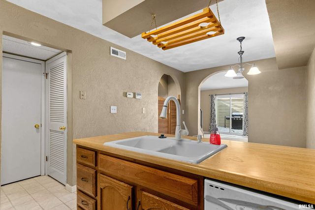 6809 N FROSTWOOD Parkway B5, Peoria, IL 61605