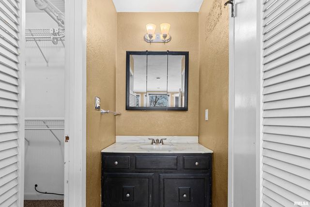 6809 N FROSTWOOD Parkway B5, Peoria, IL 61605