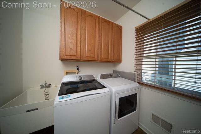 1048 Cantor Lane, South Lyon, MI 48178