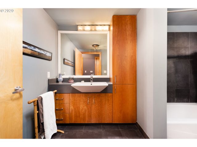 1130 Nw 12TH Ave, Portland, OR 97209